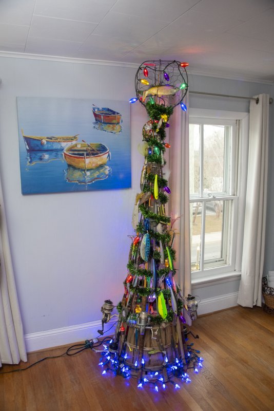 Fishing paraphernalia adorns a themed tree in Peggy and Ed Duckworth’s Mulberry Street home.